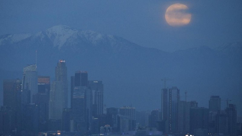 Supermoon adalah fenomena ketika bulan pada posisi lebih dekat dengan bumi karena orbitnya yang berbentuk lonjong atau elips.