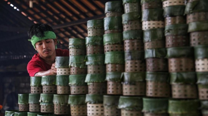 Kue keranjang di pusat pembuatan kue Ny Lauw, kawasan Sewan, Tangerang, Jumat (21/1/2019). Jelang Tahun Baru China permintaan kue khas untuk sajian Imlek itu meningkat. (CNBC Indonesia/Andrean Kristianto) Kue keranjang di pusat pembuatan kue Ny Lauw, kawasan Sewan, Tangerang, Jumat (21/1/2019). Jelang Tahun Baru China permintaan kue khas untuk sajian Imlek itu meningkat. (CNBC Indonesia/Andrean Kristianto)