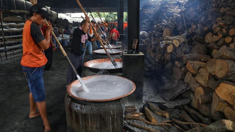 Jelang Tahun Baru China permintaan kue khas untuk sajian Imlek itu meningkat.