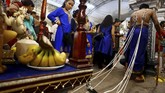 Umat Hindu menindik punggungnya yang dikaitkan dengan tali untuk menarik keranjang berisi persembahan bagi para dewa. Perayaan Thaipusam berlangsung meriah di Singapura dan Malaysia, yang juga bertepatan dengan malam bulan purnama.
