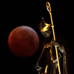 Terjadi Gerhana Bulan Total Hari Ini, Catat Jadwal & Lokasi