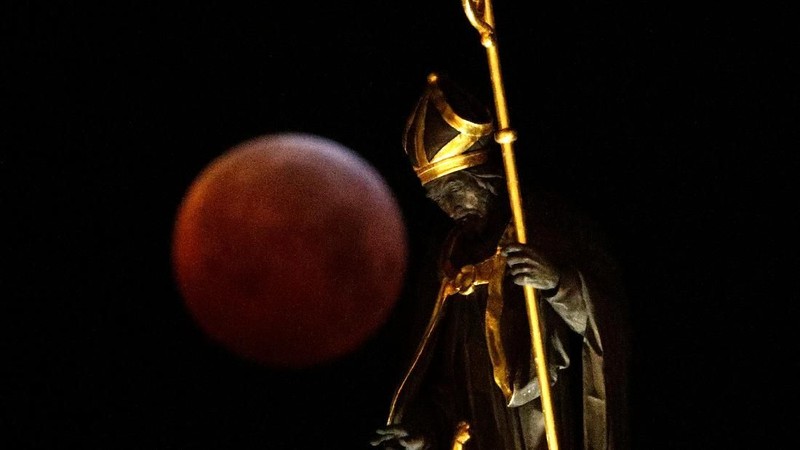 Supermoon adalah fenomena ketika bulan pada posisi lebih dekat dengan bumi karena orbitnya yang berbentuk lonjong atau elips.