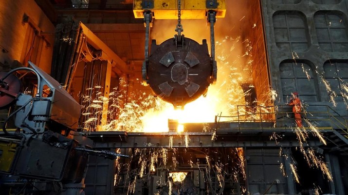 FILE PHOTO: A worker works at a furnace at a steel plant of Dalian Special Steel Co Ltd in Dalian, Liaoning province, China April 8, 2018. REUTERS/Stringer/File Photo THIS IMAGE HAS BEEN SUPPLIED BY A THIRD PARTY. CHINA OUT. GLOBAL BUSINESS WEEK AHEAD