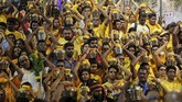 Ribuan umat Hindu berbaur dengan turis merayakan Thaipusam di Batu Cave, Kuala Lumpur, Malaysia.