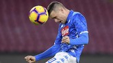 Piotr Zielinski yang menempati posisi gelandang kiri Napoli menanduk bola dalam sebuah duel udara (REUTERS/Alberto Lingria)