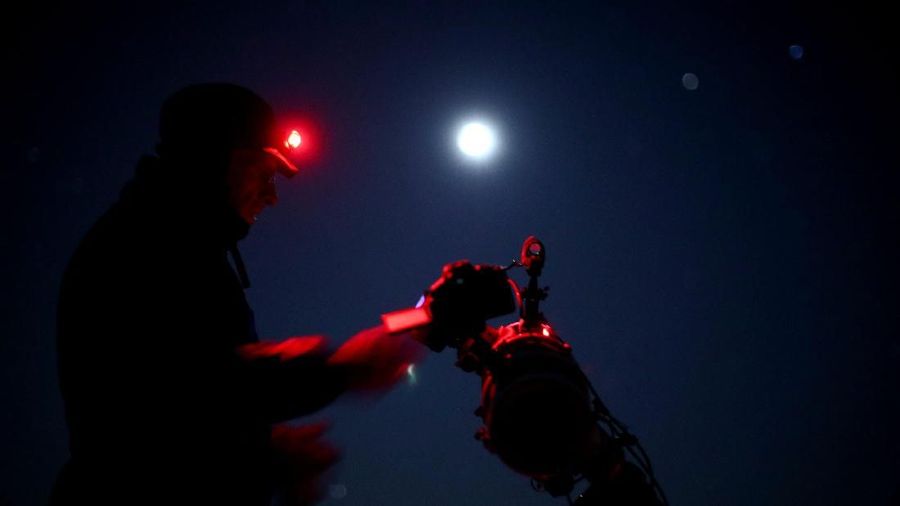 Supermoon adalah fenomena ketika bulan pada posisi lebih dekat dengan bumi karena orbitnya yang berbentuk lonjong atau elips.