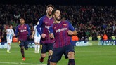 Luis Suarez mencetak gol kedua yang membuat Barcelona kembali unggul pada menit ke-71. Proses gol Suarez memantik kontroversi karena penyerang asal Uruguay itu berbenturan dengan kiper Leganes Pichu Cuellar. (REUTERS/Albert Gea)