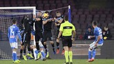 Hanya berselang tiga menit dari gol Callejon, Arkadiusz Milik membawa Napoli menggandakan keunggulan. (REUTERS/Alberto Lingria)