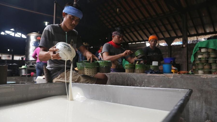 Jelang Tahun Baru China permintaan kue khas untuk sajian Imlek itu meningkat.