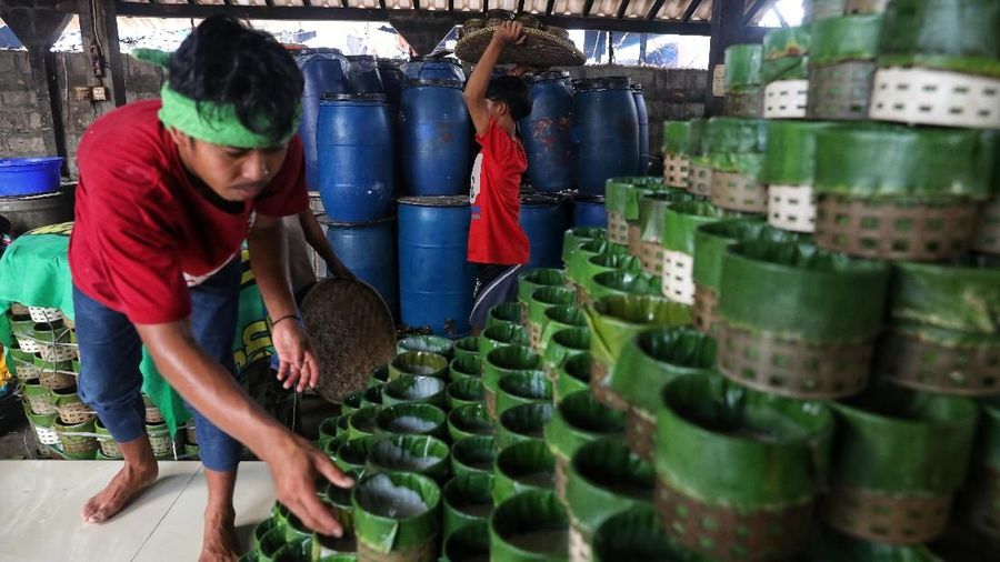 Kue keranjang di pusat pembuatan kue Ny Lauw, kawasan Sewan, Tangerang, Jumat (21/1/2019). Jelang Tahun Baru China permintaan kue khas untuk sajian Imlek itu meningkat. (CNBC Indonesia/Andrean Kristianto)