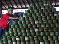 Melihat Produksi Kue Keranjang Hidangan Wajib Saat Imlek