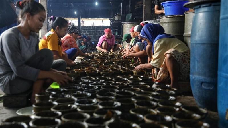 Jelang Tahun Baru China permintaan kue khas untuk sajian Imlek itu meningkat.