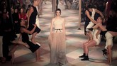 Sebagai desainer perempuan pertama untuk Dior sejak 1946, Chiuri ‘memantapkan’ diri untuk mengusung visi yang menggambarkan kekuatan kolektif perempuan dan hal besar yang bisa dicapainya. (REUTERS/Gonzalo Fuentes)