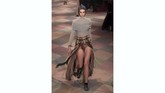 Mereka pun membawa para penari dari Tel Aviv untuk menghiasi runway di show bulan September tahun lalu, dan kali ini, untuk koleksi haute couture musim panas 2019. (REUTERS/Gonzalo Fuentes)
