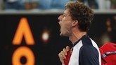 Dalam video Australia Terbuka TV, kegeraman Pablo Carreno Busta tidak saja terjadi di dalam lapangan, tetapi juga hingga lorong arena. Carreno juga sempat menendang handuknya yang terjatuh ketika berjalan menuju pintu keluar. (REUTERS/Adnan Abidi)