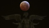Sementara supermoon terjadi sebagai akibat dari orbit bulan yang berbentuk elips. Ketika bulan berada di titik orbit terdekat dengan Bumi, membuat Bulan lebih besar dari biasanya. (REUTERS/Sergio Perez).