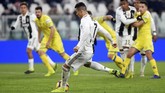 Cristiano Ronaldo memiliki peluang emas mencetak gol lewat titik putih pada menit ke-52 setelah Douglas Costa dijatuhkan Mattia Bani. (REUTERS/Massimo Pinca)