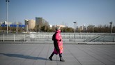 Di China, bukan hal baru jika melihat para lansia beraktivitas di tempat-tempat umum. Ada yang berlatih menari, tai chi, atau bernyanyi. (Photo by WANG ZHAO/AFP)