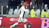 Douglas Costa mencetak gol pembuka Juventus ke gawang Stefano Sorrentino pada menit ke-13 lewat tendangan keras dari luar kotak penalti. REUTERS/Massimo Pinca)