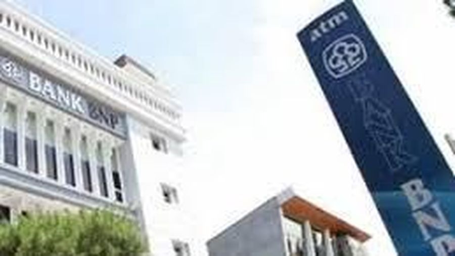 Hari ini Bank Damanon juga mengadakan pertemuan tertutup dengan BEI untuk membahas lebih lanjut mengenai rencana penggabungan bisnis tersebut.