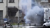 Tidak ada yang terluka dalam kejadian ledakan bom mobil di Londonderry, Irlandia Utara. (REUTERS/Clodagh Kilcoyne)