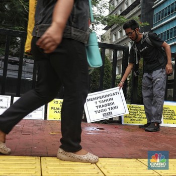 Hari Pejalan Kaki Nasional, Aktivis Tabur Bunga di Trotoar