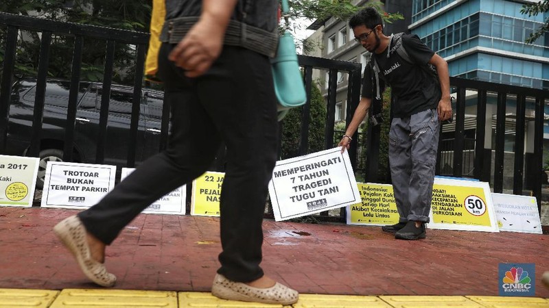 Koalisi Pejalan Kaki melakukan aksi tabur bunga mengenang para pejalan yang gugur akibat kecelakaan fatal di Kawasan Tugu Tani