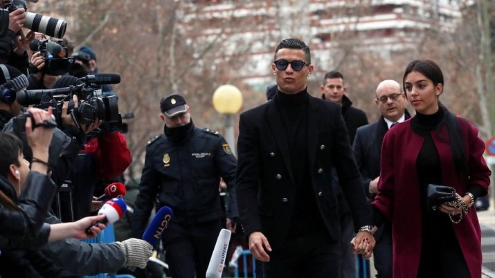 Pemain sepak bola Portugal, Cristiano Ronaldo, datang bersama pacarnya, Georgina Rodriguez, untuk hadir di pengadilan dalam persidangan penggelapan pajak di Madrid, Spanyol, 22 Januari 2019. REUTERS / Susana Vera Portugal's soccer player Cristiano Ronaldo arrives with his girlfriend Georgina Rodriguez to appear in court on a trial for tax fraud in Madrid, Spain, January 22, 2019. REUTERS/Susana Vera TPX IMAGES OF THE DAY