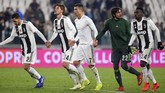 Hingga wasit Marco Piccinini meniup peluit akhir skor 3-0 untuk Juventus tetap bertahan. La Vechia Signora mengantongi 56 poin, unggul sembilan poin atas Napoli yang berada di peringkat kedua. (REUTERS/Massimo Pinca)