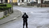 Generasi baru milisi Irlandia Utara ini juga dilaporkan mempunyai persenjataan mulai dari senapan hingga bahan peledak. (REUTERS/Clodagh Kilcoyne)