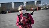 Jinxiang memulai 'pertunjukan' ini sejak dua tahun lalu, setelah keponakannya menunjukkan kepadanya cara streaming. (Photo by WANG ZHAO/AFP)