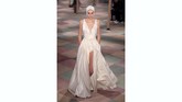Sang desainer, Maria Grazia Chiuri mengangkat tema Surealisme untuk koleksi Christian Dior haute couture di bulan Juli. (REUTERS/Gonzalo Fuentes)