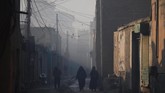 Kota Kabul diselimuti asap sisa hasil pembakaran batu bara, kayu dan beragam bahan-bahan lain untuk menghangatkan rumah saat musim dingin. (Photo by WAKIL KOHSAR / AFP)