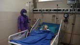 Tingkat polusi yang mengkhawatirkan membuat banyak penduduk Kabul mengidap infeksi saluran pernapasan akut. (Photo by WAKIL KOHSAR / AFP)