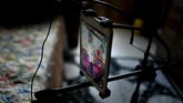 Jinxiang pun telah memiliki banyak sekali penggemar, yang tak segan memberinya berbagai hadiah virtual, sebuah hal yang memang bisa dilakukan di aplikasi khusus buatan China. (Photo by WANG ZHAO/AFP)