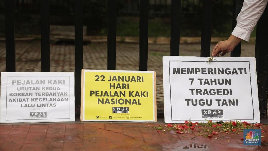 Koalisi Pejalan Kaki melakukan aksi tabur bunga mengenang para pejalan yang gugur akibat kecelakaan fatal di Kawasan Tugu Tani