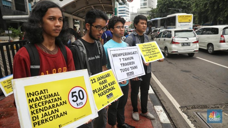 Koalisi Pejalan Kaki melakukan aksi tabur bunga mengenang para pejalan yang gugur akibat kecelakaan fatal di Kawasan Tugu Tani