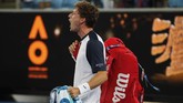 Pablo Carreno Busta tidak saja bereaksi dengan melempar tasnya ke dalam lapangan. Petenis 27 tahun itu juga marah kepada wasit Thomas Sweeney serta penonton yang mencemoohnya.(REUTERS/Adnan Abidi)