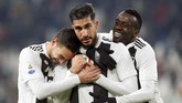 Gol Can mendapat sambutan dari Blaise Matuidi dan Mattia De Sciglio. Dua gol pada babak pertama membuat Juventus mendekat pada kemenangan. (REUTERS/Massimo Pinca)