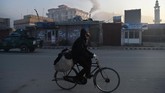 Kota Kabul, Afghanistan tidak cuma dikenal dengan serangan bom, tetapi juga tingkat polusinya yang mengkhawatirkan. (Photo by WAKIL KOHSAR / AFP)