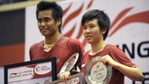 Tontowi Ahmad/Liliyana Natsir mulai jadi andalan Indonesia sejak BWF musim 2011, salah satunya Singapura Super Series. Di awal 2012, mereka meraih gelar All England. (AFP PHOTO/ROSLAN RAHMAN)