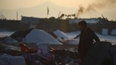 Tingkat polusi semakin buruk karena gas buang kendaraan bermotor dan penggunaan generator diesel yang tidak terkendali. (Photo by WAKIL KOHSAR / AFP)