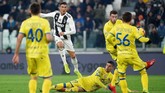 Ronaldo berupaya keras mencetak gol untuk mencetak gol. Dalam pertandingan menghadapi Chievo, Ronaldo melepas 11 tembakan. (REUTERS/Massimo Pinca)