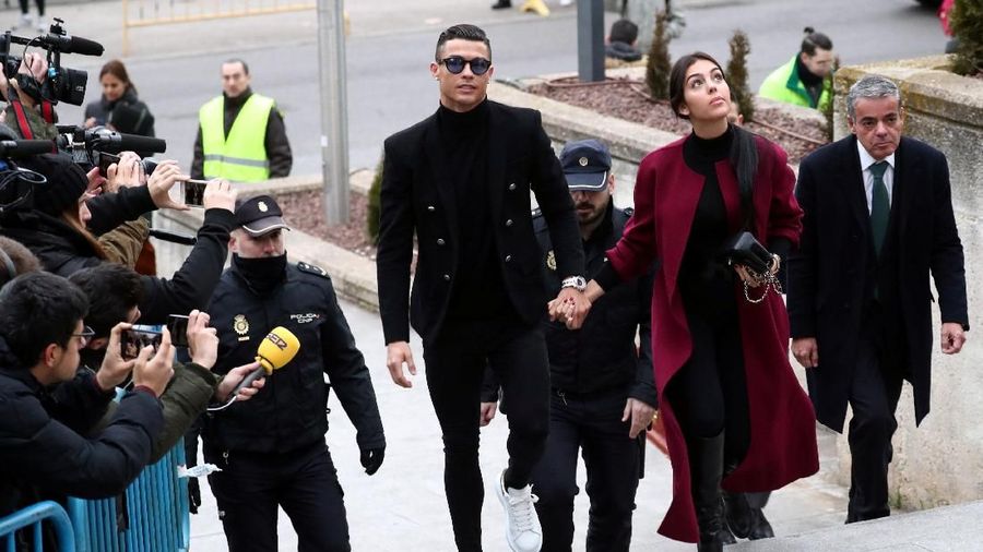 Seorang model cantik bernama Kathryn Mayorga mengaku diperkosa bintang sepak bola Juventus, Cristiano Ronaldo.