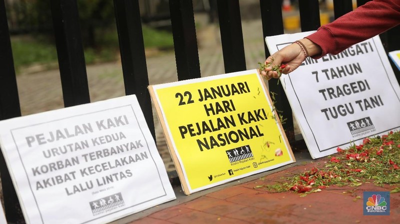 Koalisi Pejalan Kaki melakukan aksi tabur bunga mengenang para pejalan yang gugur akibat kecelakaan fatal di Kawasan Tugu Tani