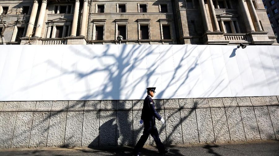 A security guard walks past in front of the Bank of Japan headquarters in Tokyo, Japan January 23, 2019. REUTERS/Issei Kato