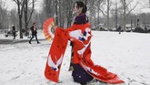 Perancang mode Masami bergaya dengan kimono untuk menghadiri peragaan fesyen Chanel di Paris, Prancis. (Photo by Anne-Christine POUJOULAT / AFP)