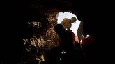 Para pekerja terlihat memasuki lubang-lubang demi bisa menggali lebih banyak gua. (REUTERS/Ronen Zvulun)