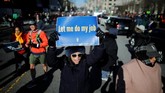 Penutupan pemerintahan Amerika Serikat yang berkepanjangan membuat para pegawai negeri setempat frustasi. (REUTERS/Jonathan Ernst)