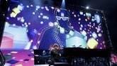 Berkostum formal dengan kacamata warna cerah yang jadi ciri khas, John membuka konser dengan semangat Benny and the Jets. (REUTERS/Mario Anzuoni)